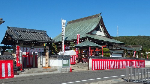 覚如山 本了院 妙法華寺 門と本堂